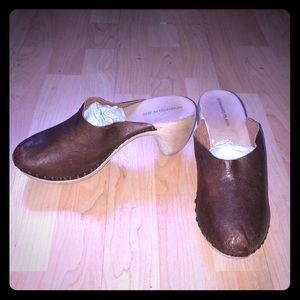 Reinhard Plank cognac wooden clogs